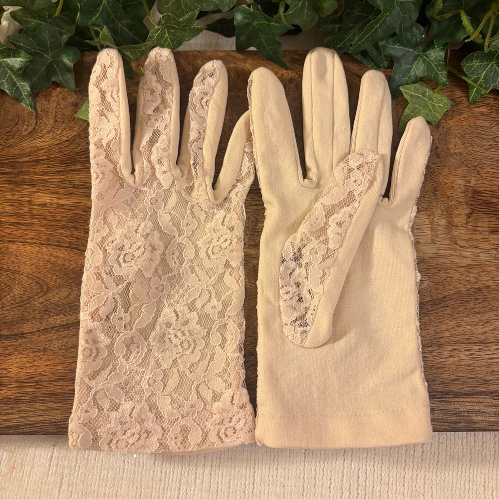Elegant Vintage Lace Gloves in Cream Color